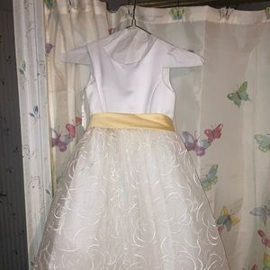 Size 4 David’s bridal flower girl dress. Barely worn once in perfect condition